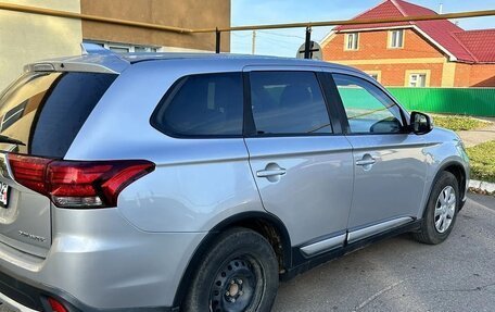 Mitsubishi Outlander III рестайлинг 3, 2018 год, 1 400 000 рублей, 6 фотография