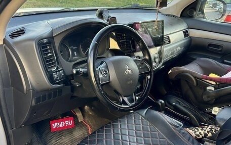 Mitsubishi Outlander III рестайлинг 3, 2018 год, 1 400 000 рублей, 4 фотография
