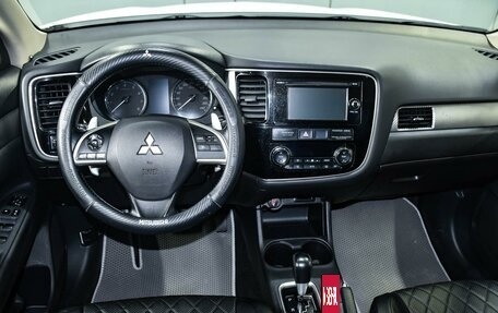 Mitsubishi Outlander III рестайлинг 3, 2014 год, 1 849 000 рублей, 15 фотография