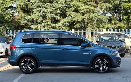 Volkswagen Touran III, 2022 год, 1 600 044 рублей, 6 фотография