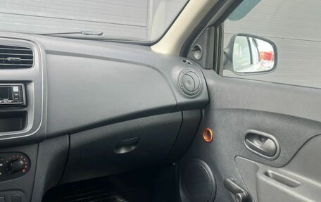 Renault Logan II, 2017 год, 600 000 рублей, 17 фотография