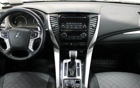 Mitsubishi Pajero Sport III рестайлинг, 2018 год, 2 925 000 рублей, 9 фотография