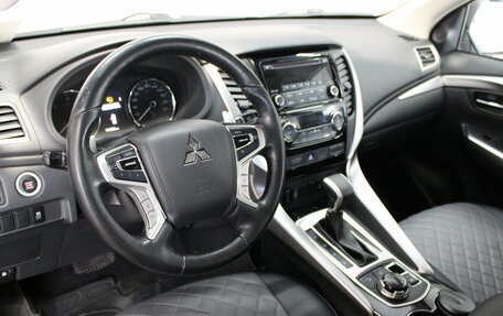 Mitsubishi Pajero Sport III рестайлинг, 2018 год, 2 925 000 рублей, 10 фотография