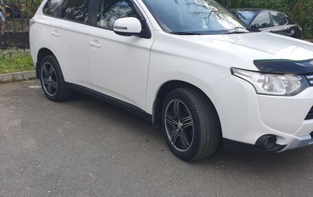 Mitsubishi Outlander III рестайлинг 3, 2013 год, 1 520 000 рублей, 2 фотография