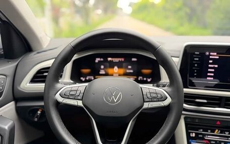 Volkswagen T-Roc I, 2023 год, 1 750 000 рублей, 10 фотография