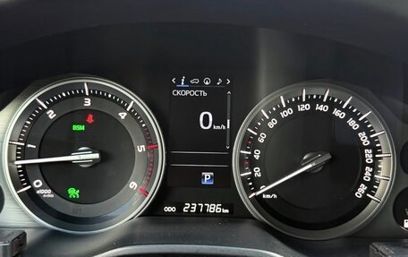 Toyota Land Cruiser 200, 2017 год, 5 970 000 рублей, 17 фотография