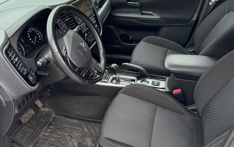 Mitsubishi Outlander III рестайлинг 3, 2019 год, 1 950 000 рублей, 5 фотография