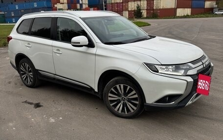 Mitsubishi Outlander III рестайлинг 3, 2019 год, 1 950 000 рублей, 2 фотография