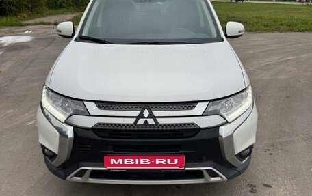 Mitsubishi Outlander III рестайлинг 3, 2019 год, 1 950 000 рублей, 3 фотография