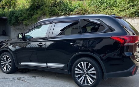 Mitsubishi Outlander III рестайлинг 3, 2019 год, 2 100 000 рублей, 1 фотография