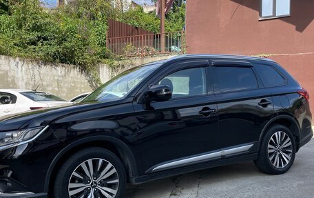 Mitsubishi Outlander III рестайлинг 3, 2019 год, 2 100 000 рублей, 3 фотография