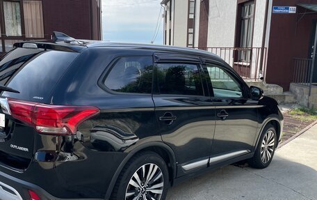 Mitsubishi Outlander III рестайлинг 3, 2019 год, 2 100 000 рублей, 9 фотография