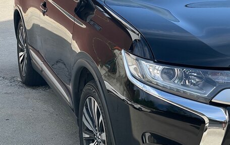 Mitsubishi Outlander III рестайлинг 3, 2019 год, 2 100 000 рублей, 6 фотография