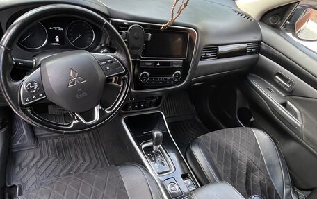 Mitsubishi Outlander III рестайлинг 3, 2019 год, 2 100 000 рублей, 16 фотография