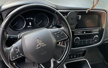 Mitsubishi Outlander III рестайлинг 3, 2019 год, 2 100 000 рублей, 15 фотография