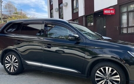 Mitsubishi Outlander III рестайлинг 3, 2019 год, 2 100 000 рублей, 8 фотография