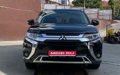 Mitsubishi Outlander III рестайлинг 3, 2019 год, 2 100 000 рублей, 4 фотография