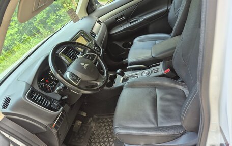 Mitsubishi Outlander III рестайлинг 3, 2014 год, 1 760 000 рублей, 10 фотография