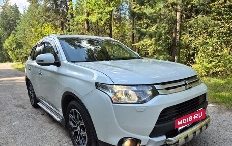 Mitsubishi Outlander III рестайлинг 3, 2014 год, 1 760 000 рублей, 2 фотография