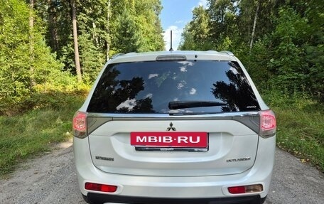 Mitsubishi Outlander III рестайлинг 3, 2014 год, 1 760 000 рублей, 6 фотография