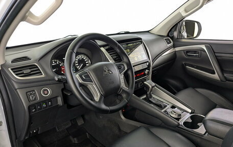 Mitsubishi Pajero Sport III рестайлинг, 2020 год, 3 700 000 рублей, 11 фотография