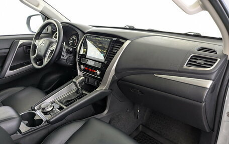 Mitsubishi Pajero Sport III рестайлинг, 2020 год, 3 700 000 рублей, 22 фотография