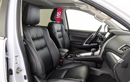 Mitsubishi Pajero Sport III рестайлинг, 2020 год, 3 700 000 рублей, 25 фотография