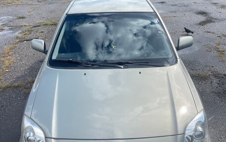 Toyota Avensis III рестайлинг, 2004 год, 700 000 рублей, 3 фотография