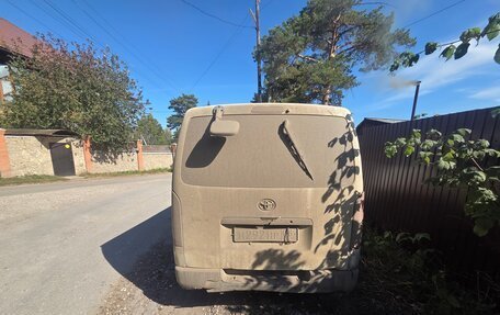 Toyota HiAce H200, 2005 год, 999 999 рублей, 3 фотография