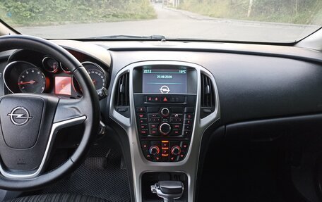 Opel Astra J, 2011 год, 620 000 рублей, 1 фотография