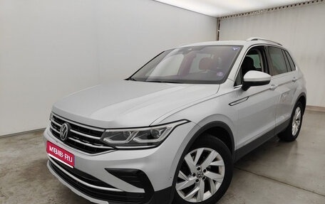 Volkswagen Tiguan II, 2022 год, 2 490 000 рублей, 1 фотография