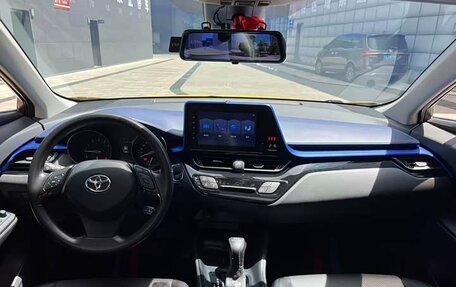 Toyota C-HR I рестайлинг, 2023 год, 1 833 000 рублей, 12 фотография