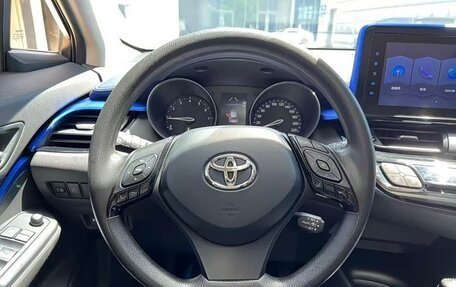 Toyota C-HR I рестайлинг, 2023 год, 1 833 000 рублей, 13 фотография