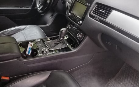 Volkswagen Touareg III, 2011 год, 1 600 000 рублей, 2 фотография