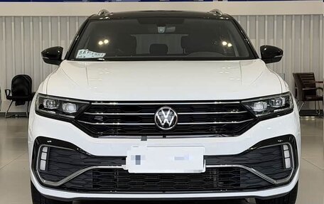Volkswagen T-Roc I, 2023 год, 1 530 000 рублей, 2 фотография