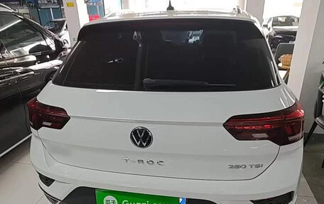 Volkswagen T-Roc I, 2023 год, 1 400 000 рублей, 2 фотография
