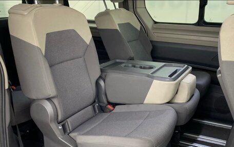 Volkswagen Multivan, 2022 год, 4 250 000 рублей, 6 фотография