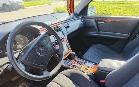 Mercedes-Benz E-Класс, 1998 год, 465 000 рублей, 6 фотография