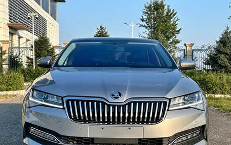 Skoda Superb III рестайлинг, 2022 год, 1 990 004 рублей, 2 фотография