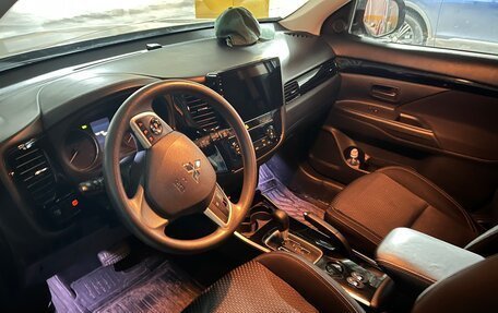 Mitsubishi Outlander III рестайлинг 3, 2019 год, 1 900 000 рублей, 5 фотография