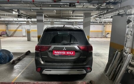 Mitsubishi Outlander III рестайлинг 3, 2019 год, 1 900 000 рублей, 4 фотография