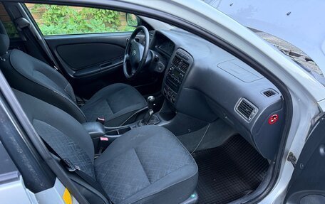 Toyota Avensis III рестайлинг, 2002 год, 250 000 рублей, 12 фотография