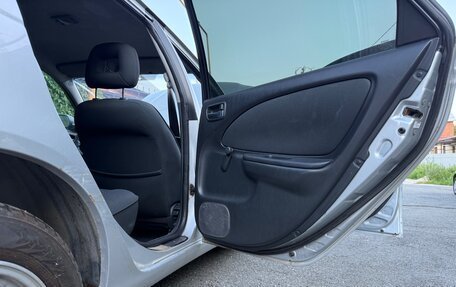 Toyota Avensis III рестайлинг, 2002 год, 250 000 рублей, 14 фотография