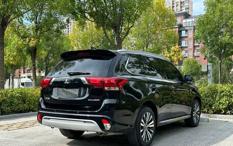 Mitsubishi Outlander III рестайлинг 3, 2022 год, 2 210 000 рублей, 6 фотография