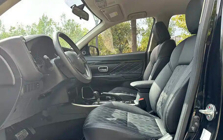 Mitsubishi Outlander III рестайлинг 3, 2022 год, 2 210 000 рублей, 7 фотография