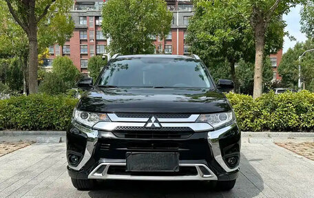 Mitsubishi Outlander III рестайлинг 3, 2022 год, 2 210 000 рублей, 2 фотография