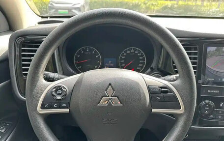Mitsubishi Outlander III рестайлинг 3, 2022 год, 2 210 000 рублей, 8 фотография