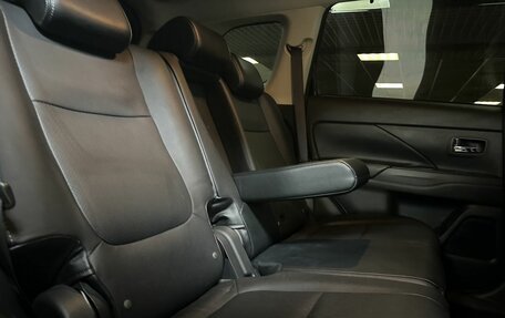 Mitsubishi Outlander III рестайлинг 3, 2018 год, 2 300 000 рублей, 12 фотография