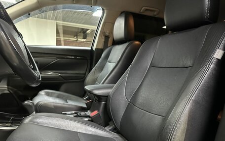 Mitsubishi Outlander III рестайлинг 3, 2018 год, 2 300 000 рублей, 11 фотография