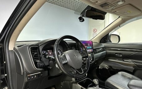 Mitsubishi Outlander III рестайлинг 3, 2018 год, 2 300 000 рублей, 15 фотография